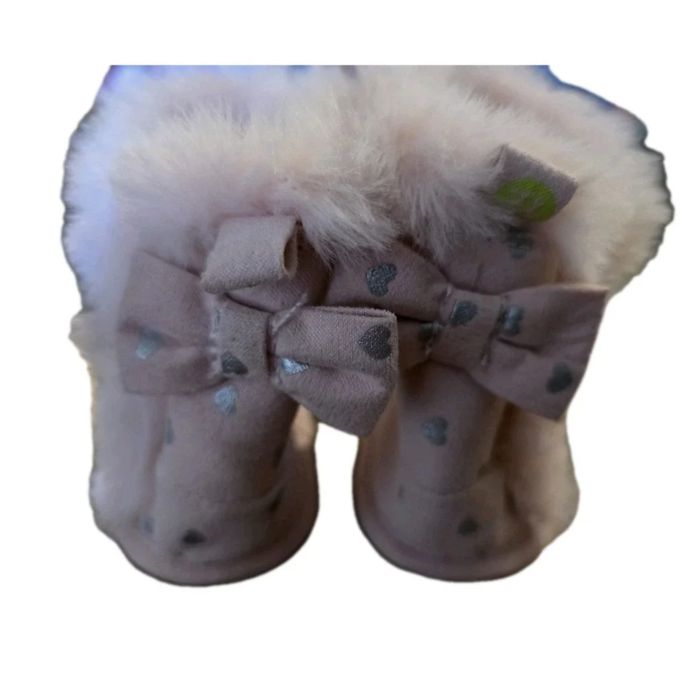 Faux fur. Bows on The back. Baby girl ankel high. Un Branded. Excellent